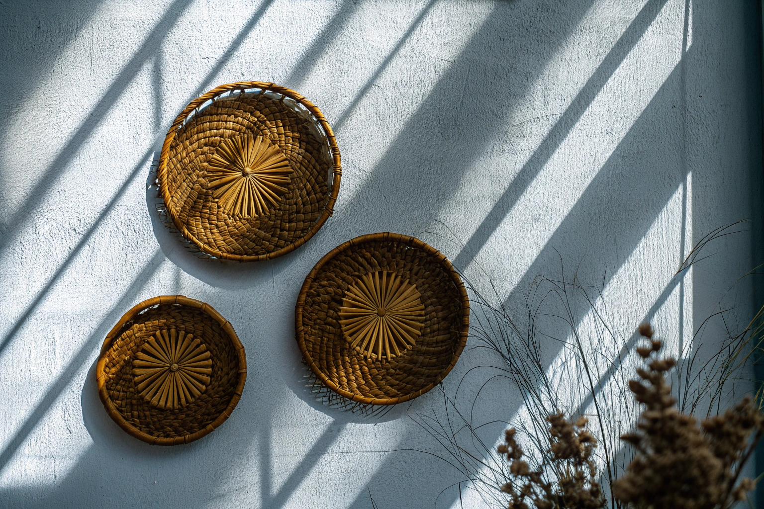 Boho-Wandkörbe, die an einer Wand angebracht sind und eine natürliche, künstlerische Atmosphäre schaffen. Boho-Wandkörbe als natürliche Dekoration