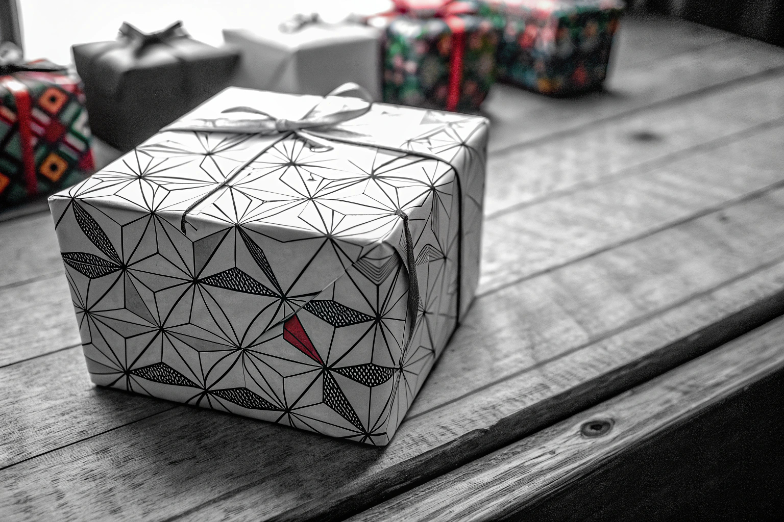 Chroma Products Rätselbox mit spannenden Rätseln, ideal als unterhaltsame Geschenkverpackung. Chroma Products Rätselbox