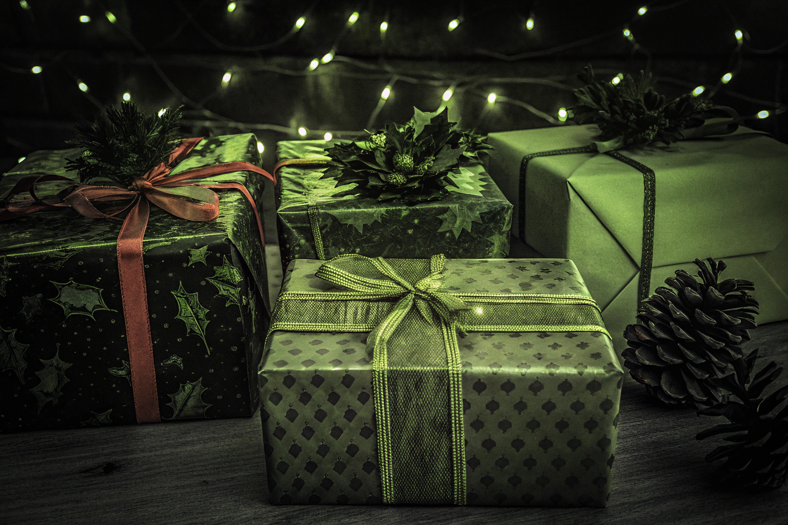 Dekorative Geschenkboxen auf einem Tisch als Teil der Weihnachtsdeko Geschenkboxen als Dekoration