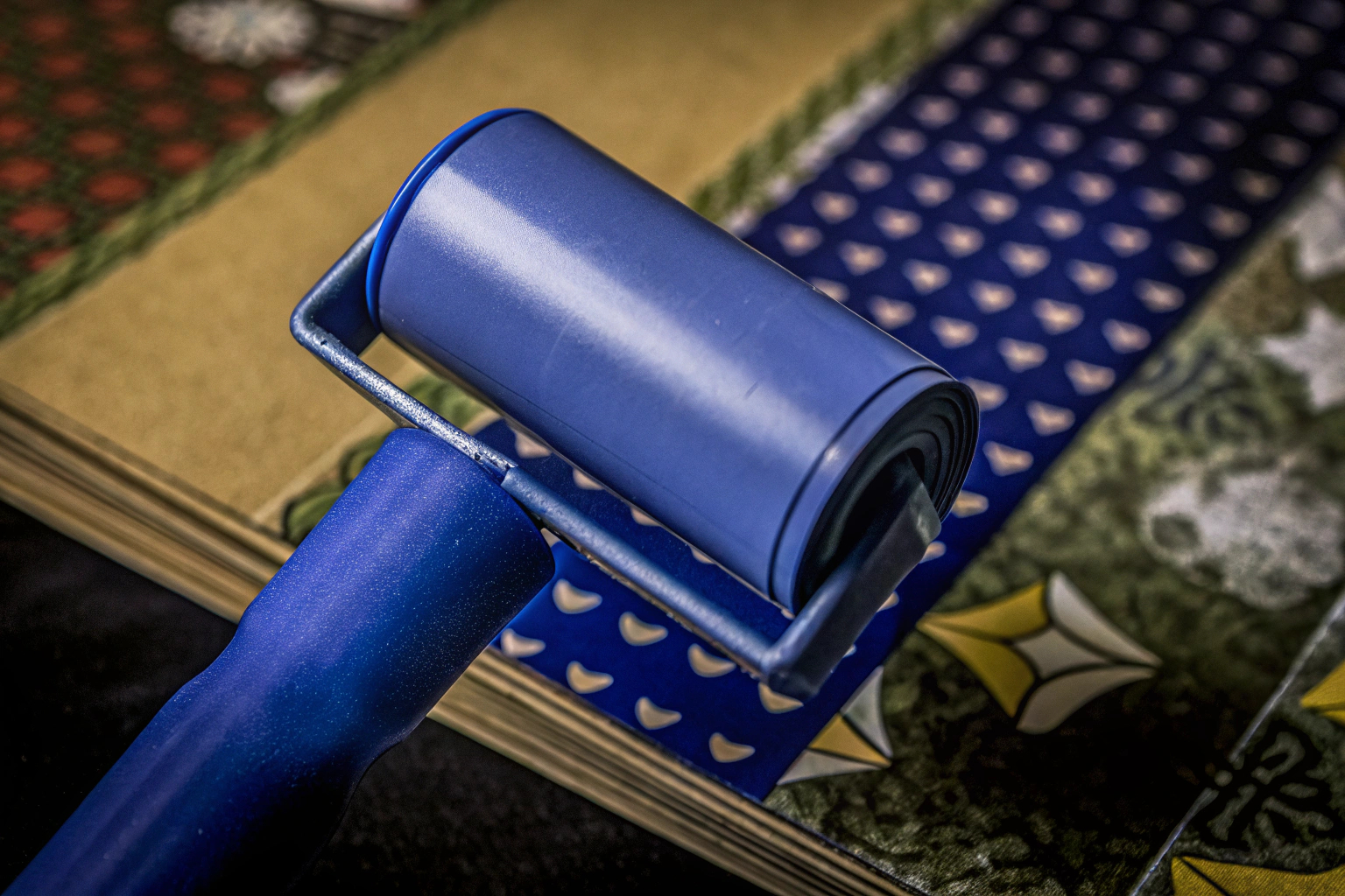 Detailaufnahme eines Kleberollers in Verwendung, der ideal für Scrapbooking geeignet ist. Kleberoller für Scrapbooking