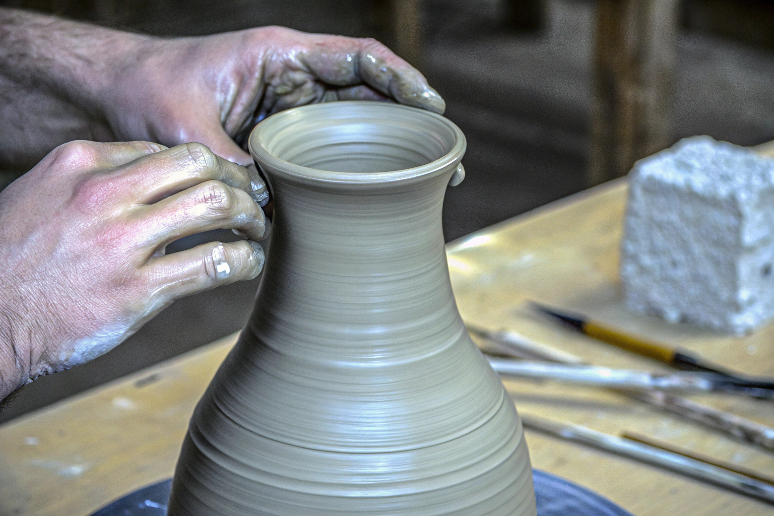 Detailaufnahme von einem DIY-Projekt, bei dem eine Vase aus Ton geformt wird. DIY-Vase aus Ton