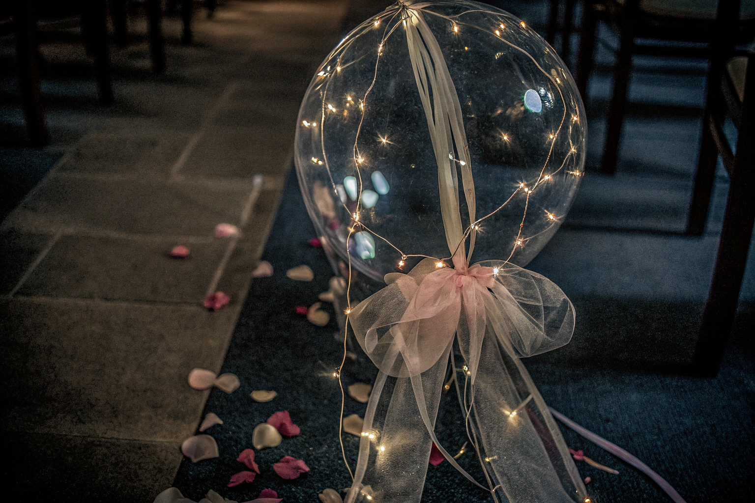 Detailaufnahme von LED Ballons Lichtern in einem dekorierten Hochzeitsballon. LED Ballons Lichter Hochzeitsdekoration