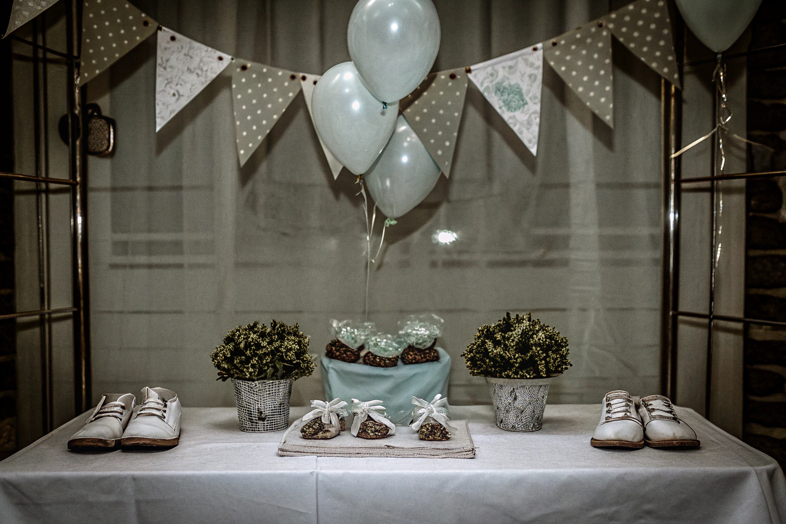 DIY-Dekorationen und personalisierte Gastgeschenke auf einem Babyparty-Tisch. DIY-Dekorationen für eine Babyparty