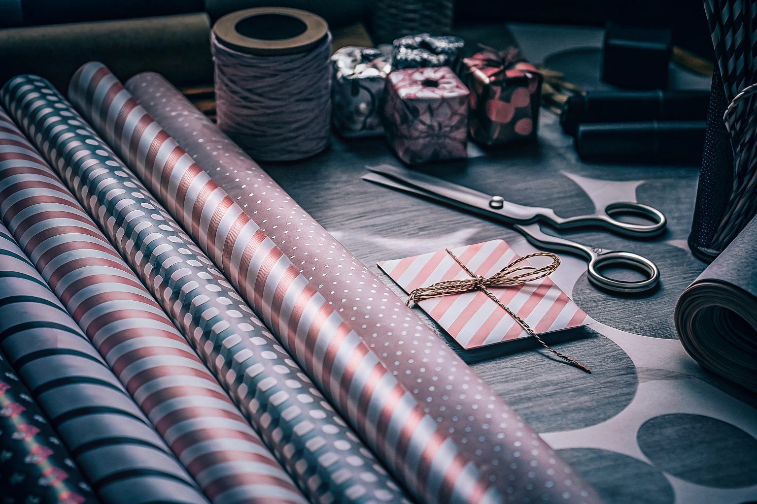Ein Basteltisch mit verschiedenen Materialien zur Gestaltung von Geschenkverpackungen. Materialien für Geschenkverpackungen