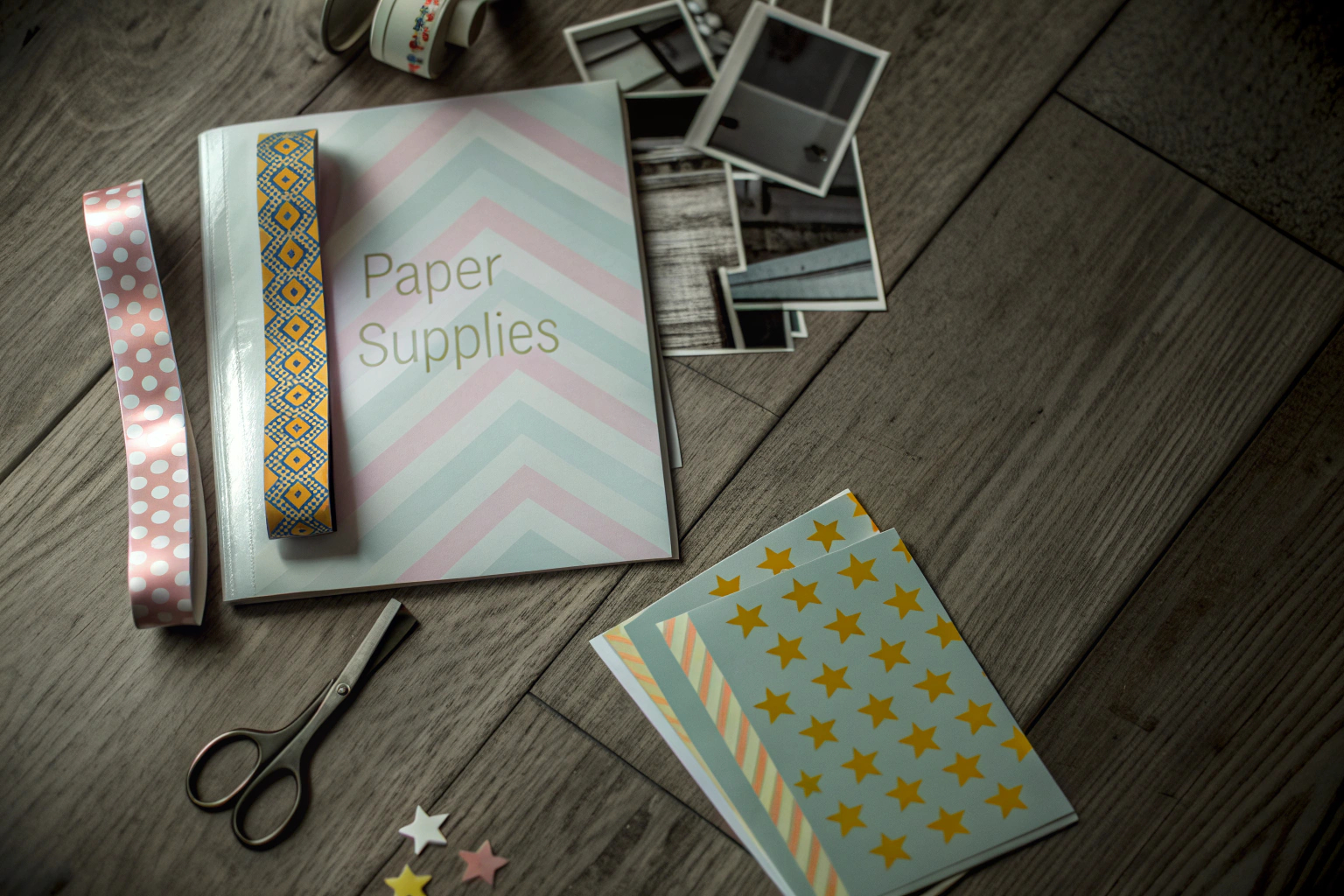 Ein Bild von verschiedenen Scrapbook-Materialien, die auf einem Tisch ausgebreitet sind. Scrapbook Materialien