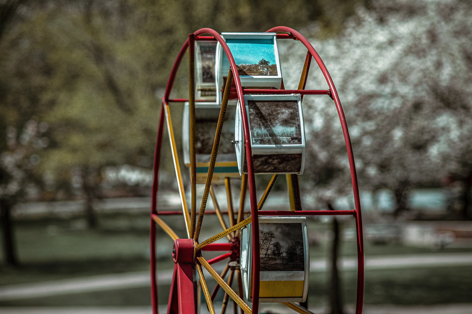 Ein drehbarer Riesenrad Bilderrahmen mit mehreren Fotos Riesenrad Bilderrahmen