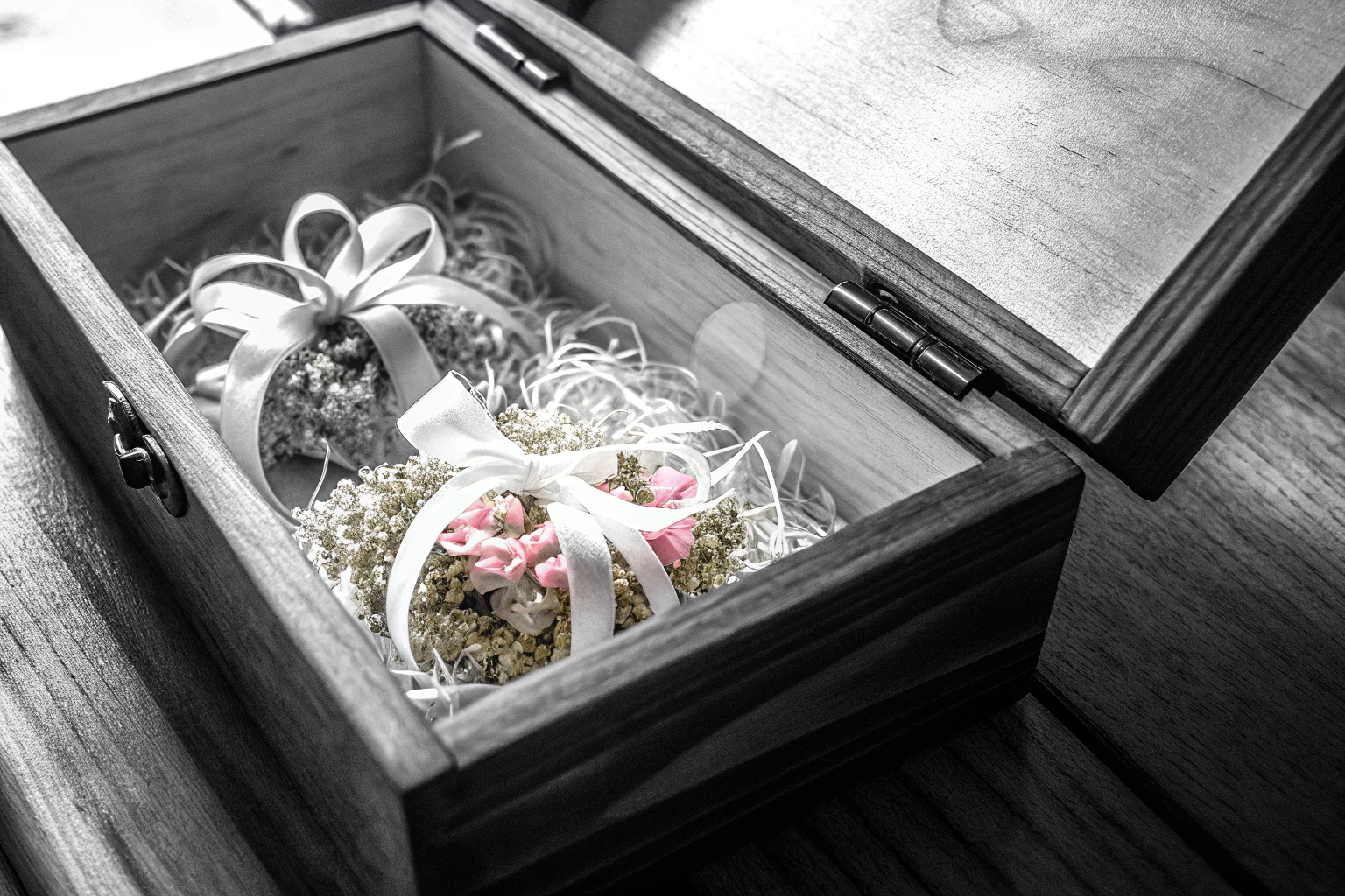 Ein elegantes Hochzeitsgeschenk mit Trockenblumen und einer Holzkiste. Elegantes Hochzeitsgeschenk mit Trockenblumen