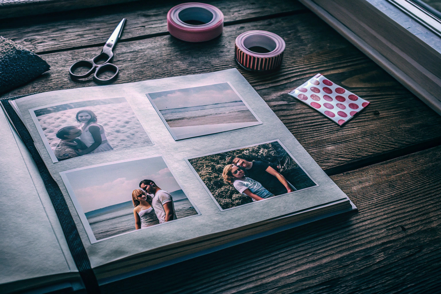 Offenes Fotobuch mit Bastelmaterialien