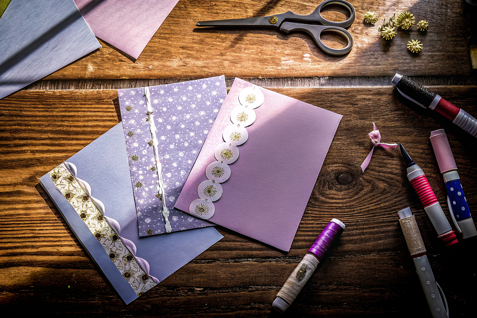 Ein inspirierendes Bild von verschiedenen DIY-Karten, die mit bunten Papieren und Verzierungen gestaltet wurden. DIY-Karten mit bunten Papieren