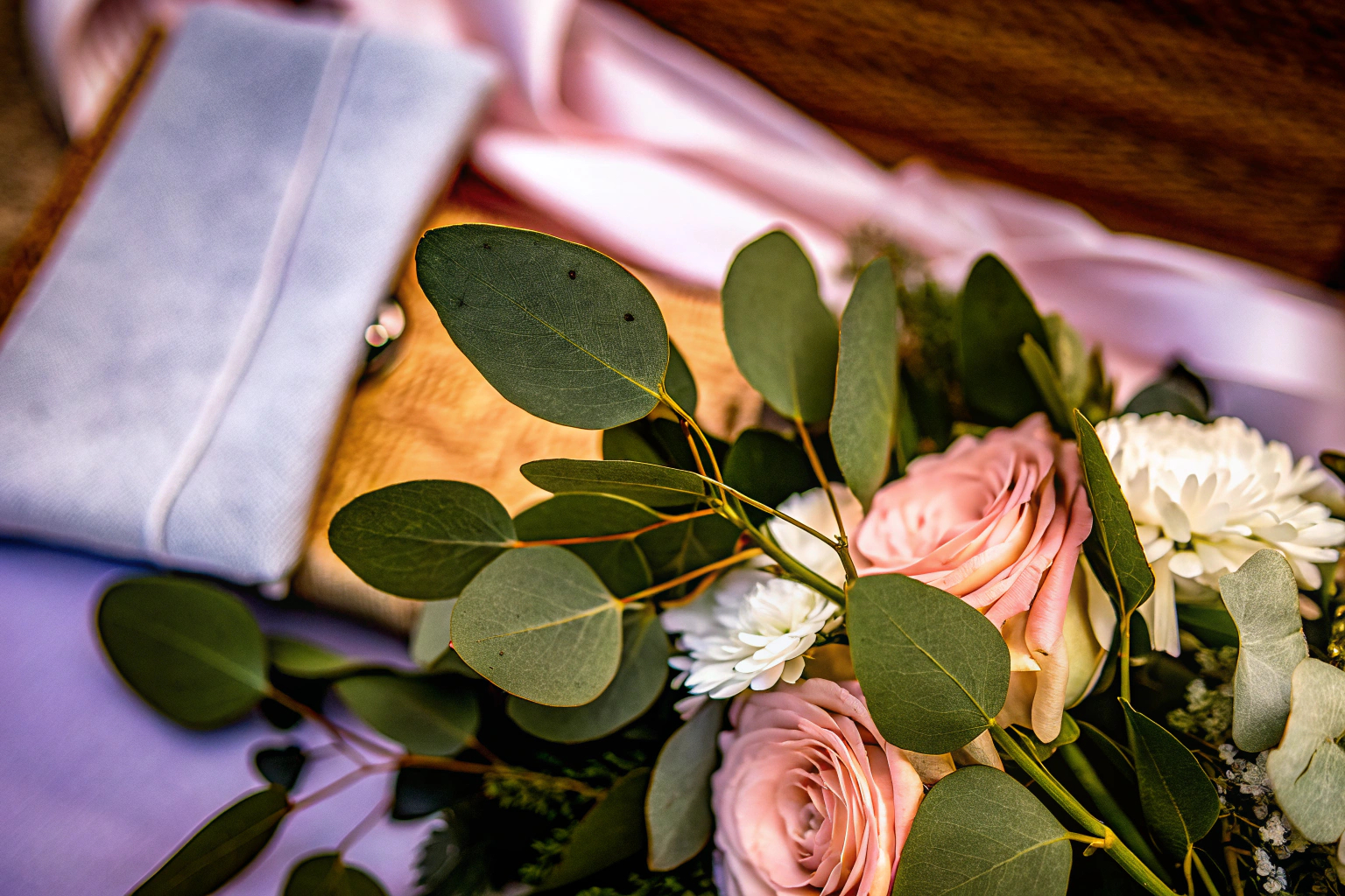 Ein inspirierendes Moodboard mit verschiedenen Farbpaletten für Hochzeiten, passend zu verschiedenen Jahreszeiten und Themen. Moodboard mit Hochzeitsfarbpaletten