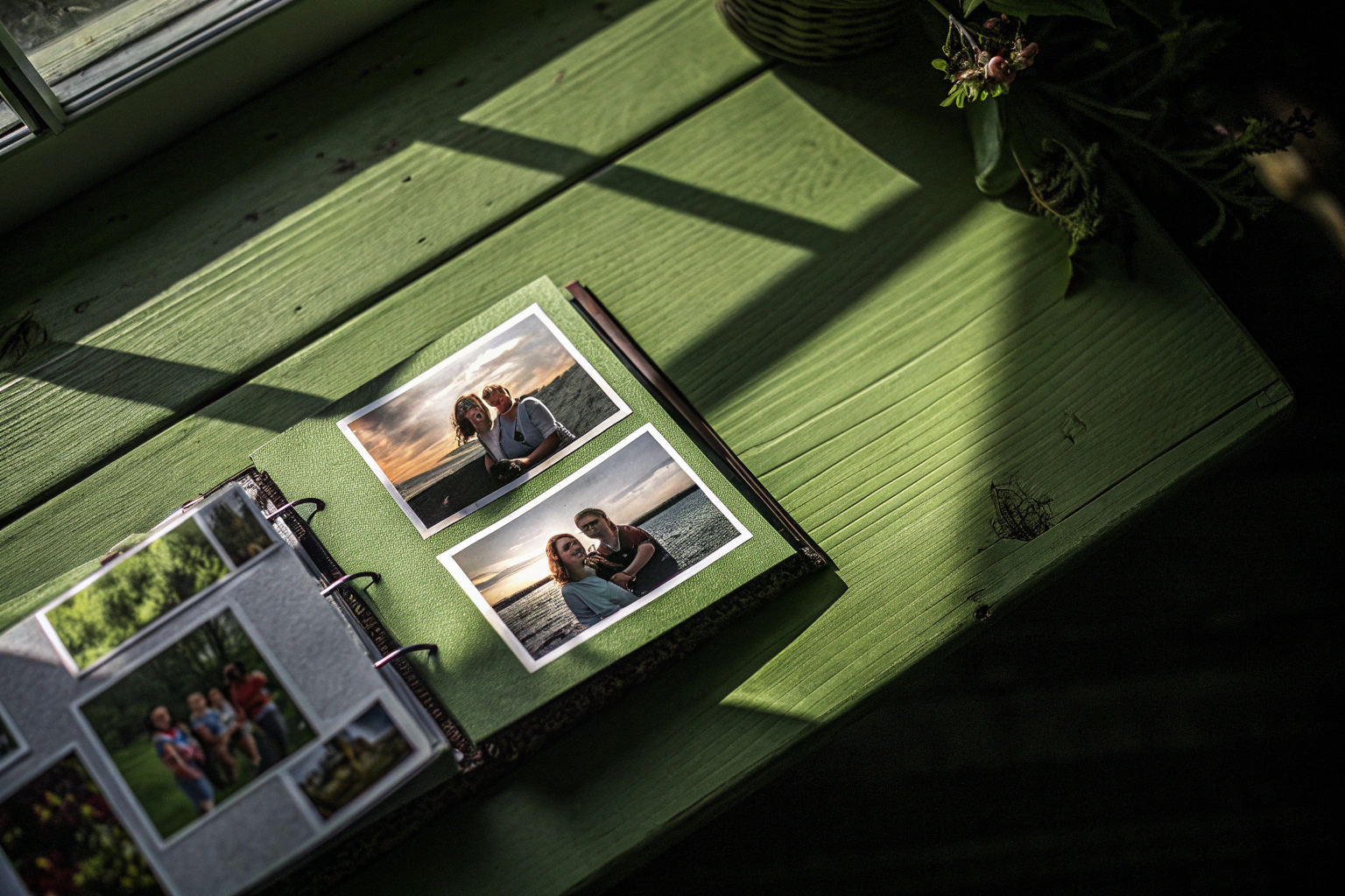 Ein kreativ gestalteter Scrapbook, der mit Fotos, Zeichnungen und kleinen Erinnerungen gefüllt ist. Kreatives Scrapbook