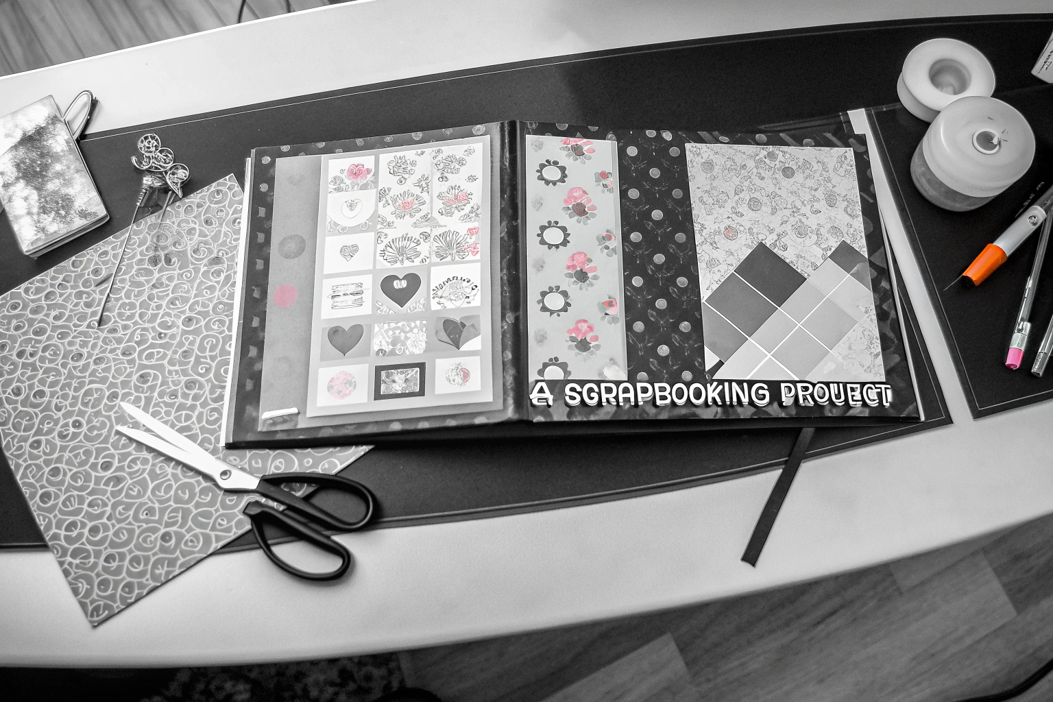 Ein kreatives Scrapbooking-Projekt mit verschiedenen Papieren und Stickern, das eine persönliche Geschichte erzählt. Kreatives Scrapbooking-Projekt