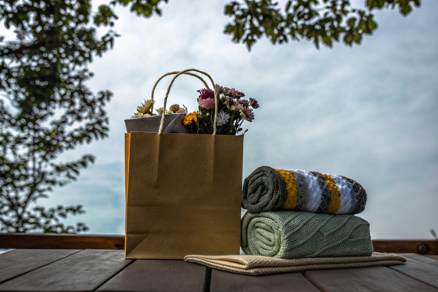 Ein mit Blumen und Naturmaterial verzierter umweltfreundlicher Geschenkbeutel, gefüllt mit nachhaltig gestalteten Präsenten. Nachhaltig verpacktes Geschenk