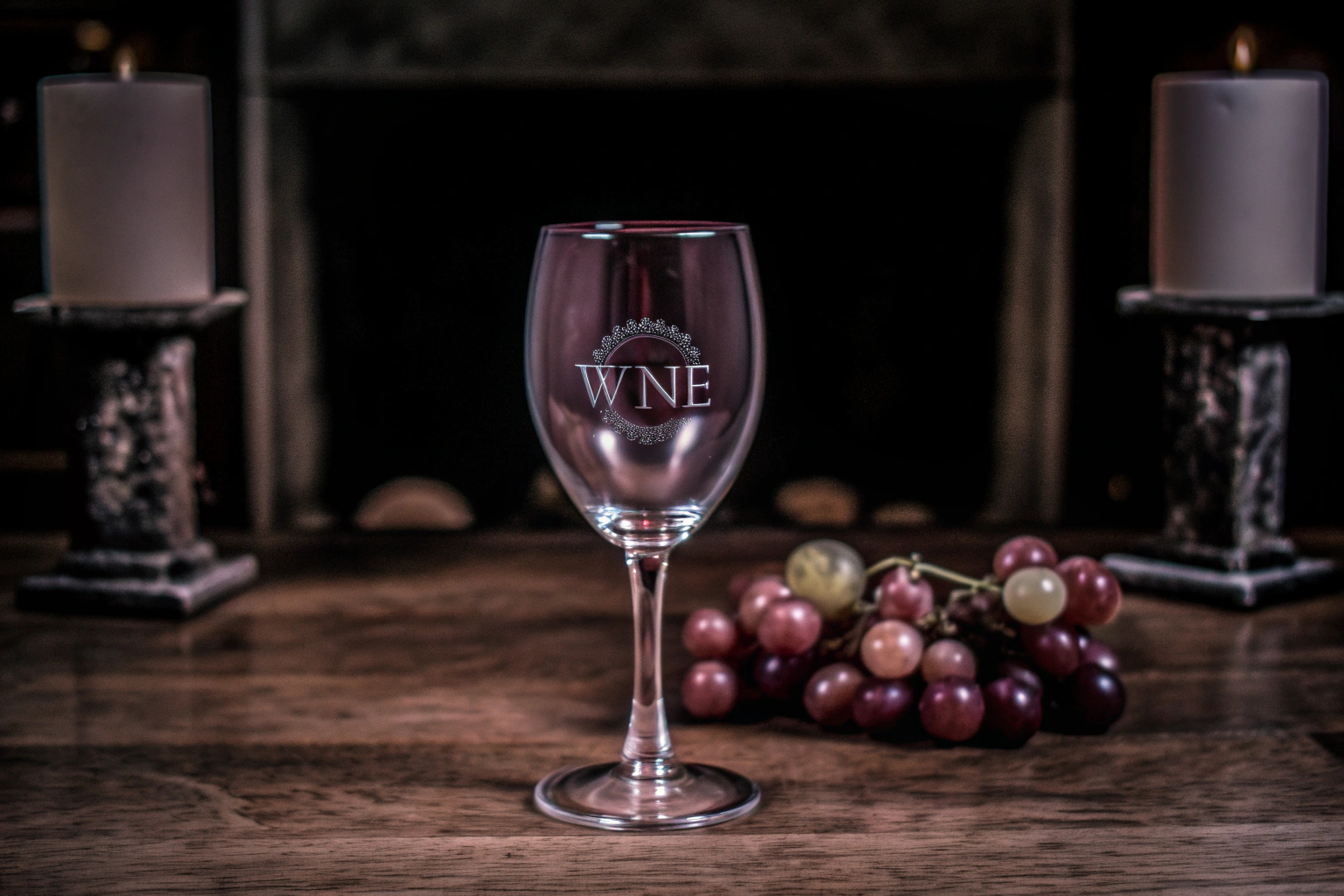 Ein personalisiertes Weinglas mit einem Monogramm, ideal als Geschenk für Weinliebhaber. Personalisierte Weingläser als Geschenk