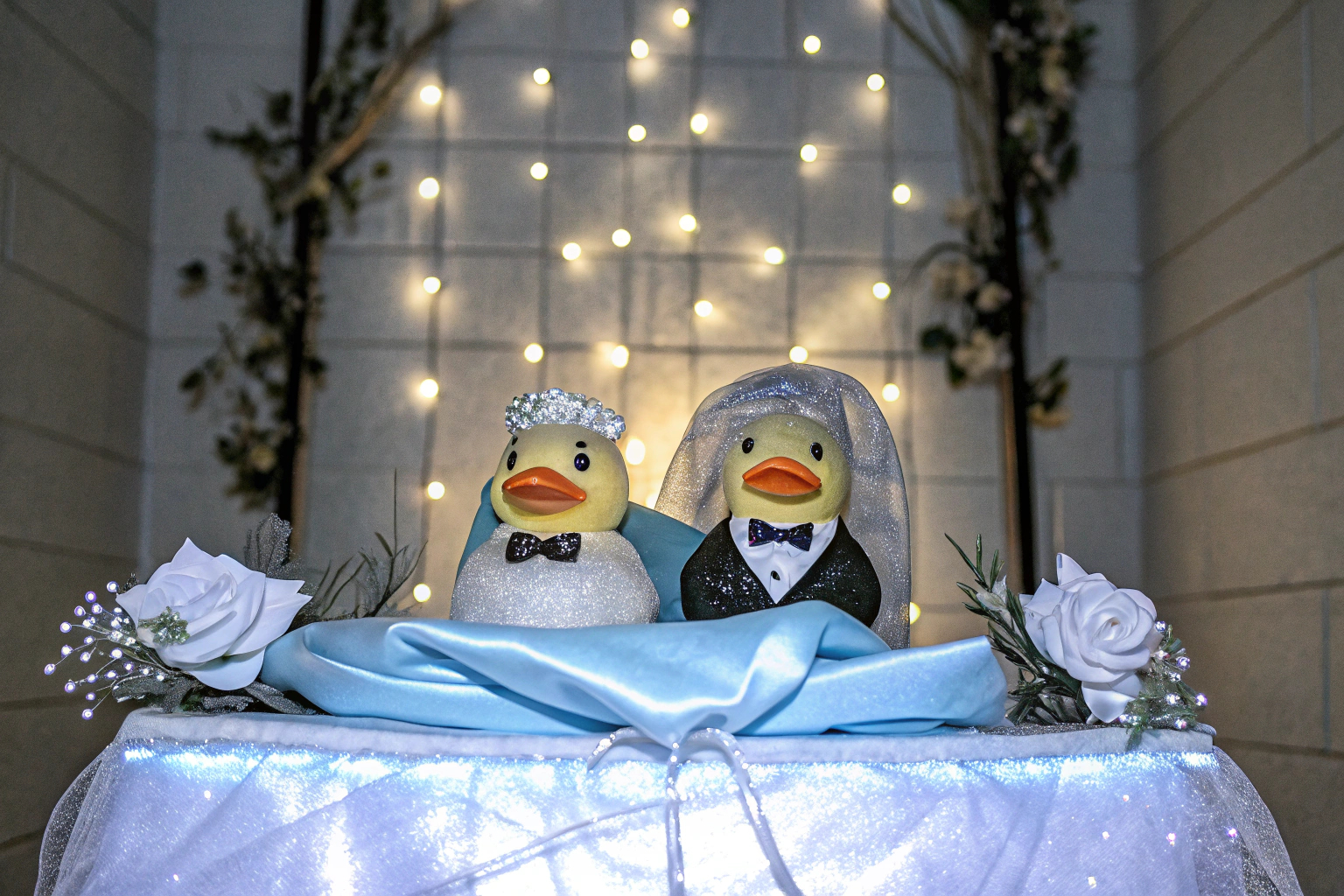 Ein Quietscheenten-Set als Braut und Bräutigam, ideal für Hochzeitsdeko oder als lustiges Geschenk. Quietscheenten Hochzeit