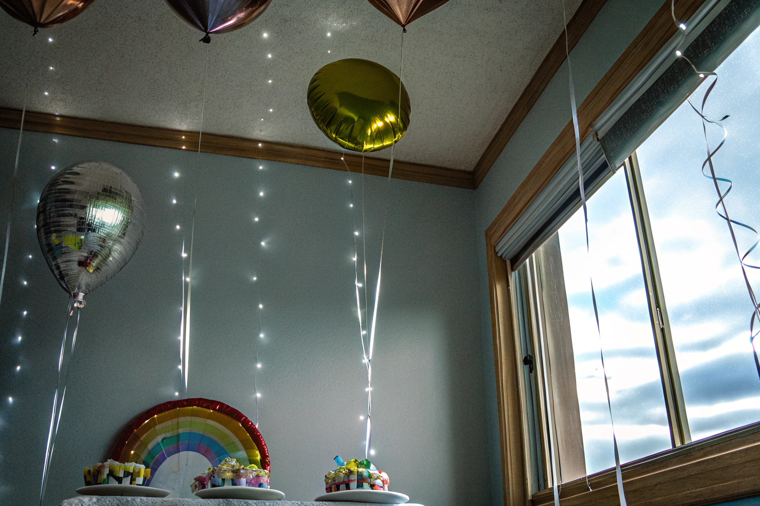 Ein Raum voller bunter und eleganter Ballons, die eine festliche Atmosphäre schaffen. Elegante Ballons für Kindergeburtstag
