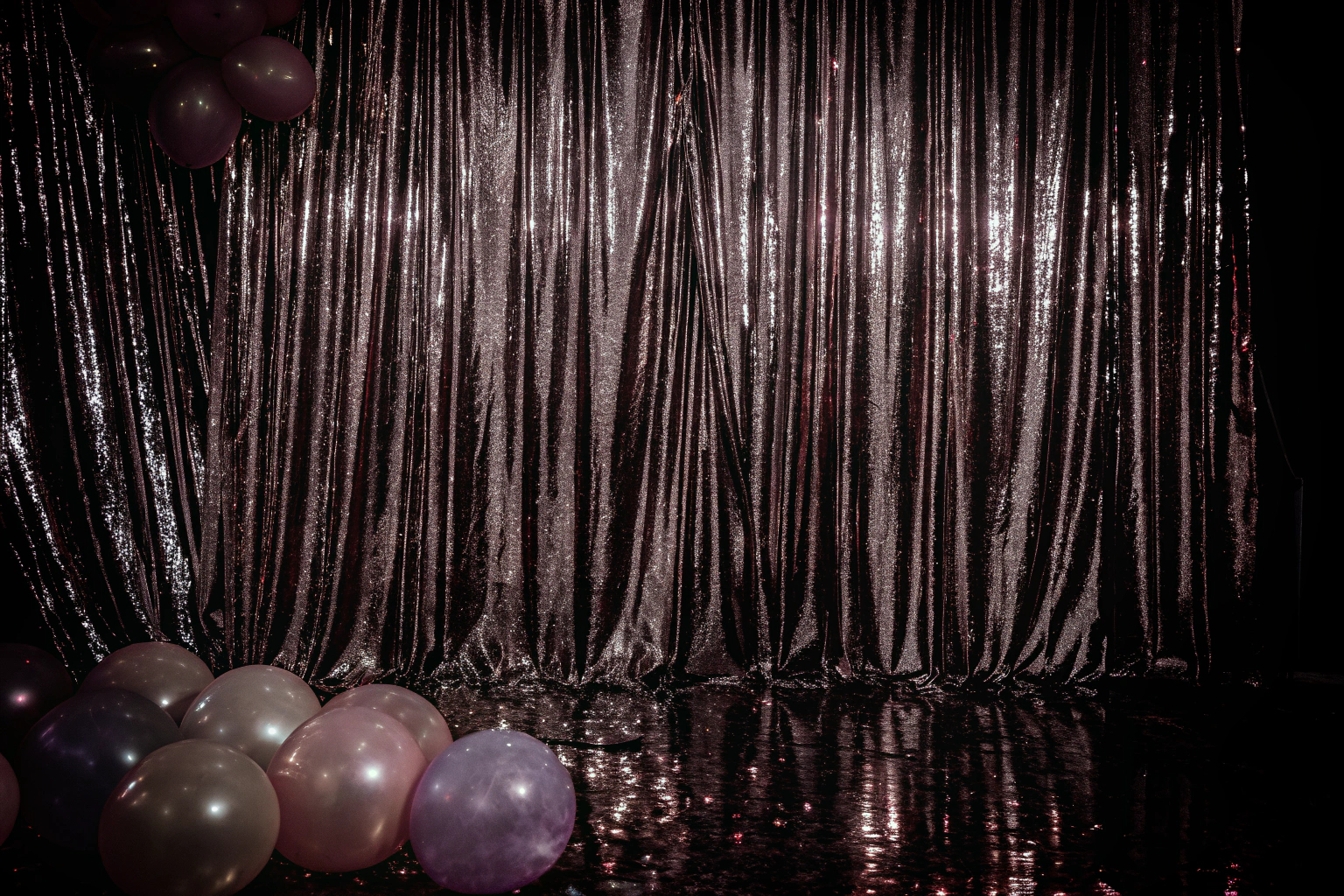 Ein schimmernder Fotohintergrund mit regenbogenfarbenen Lametta-Fransen für eine bunte Partyatmosphäre. Regenbogen Fotohintergrund für Partys