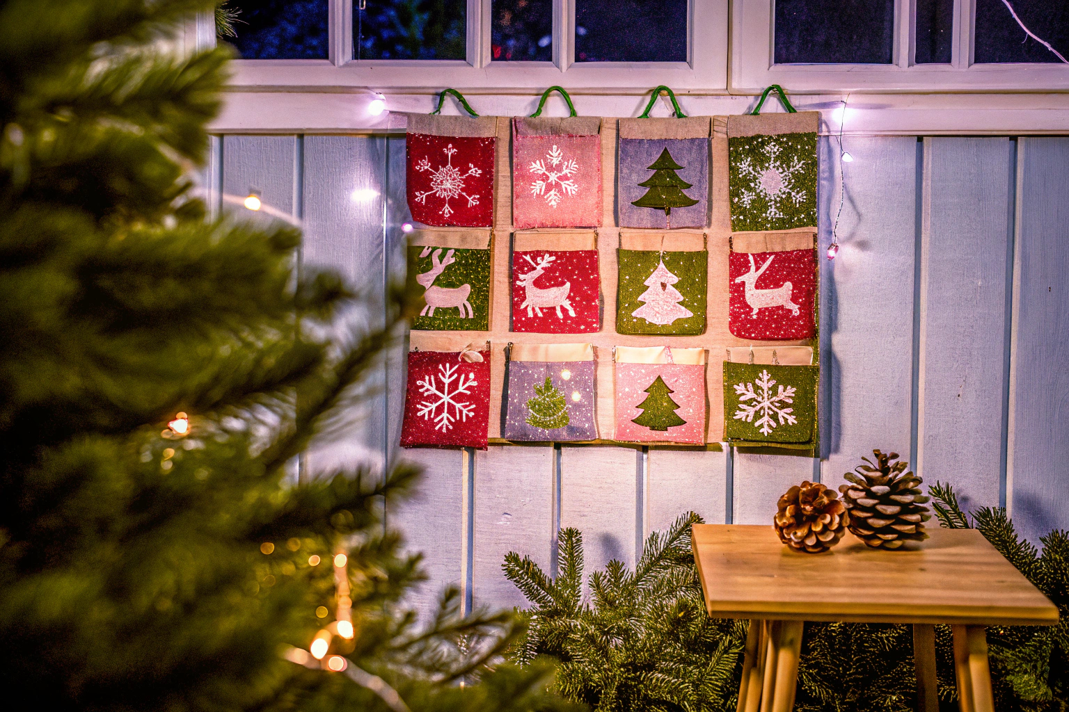Ein schön dekorierter DIY-Adventskalender aus Stoffbeuteln, der an einer Wand hängt. DIY Adventskalender aus Stoffbeuteln