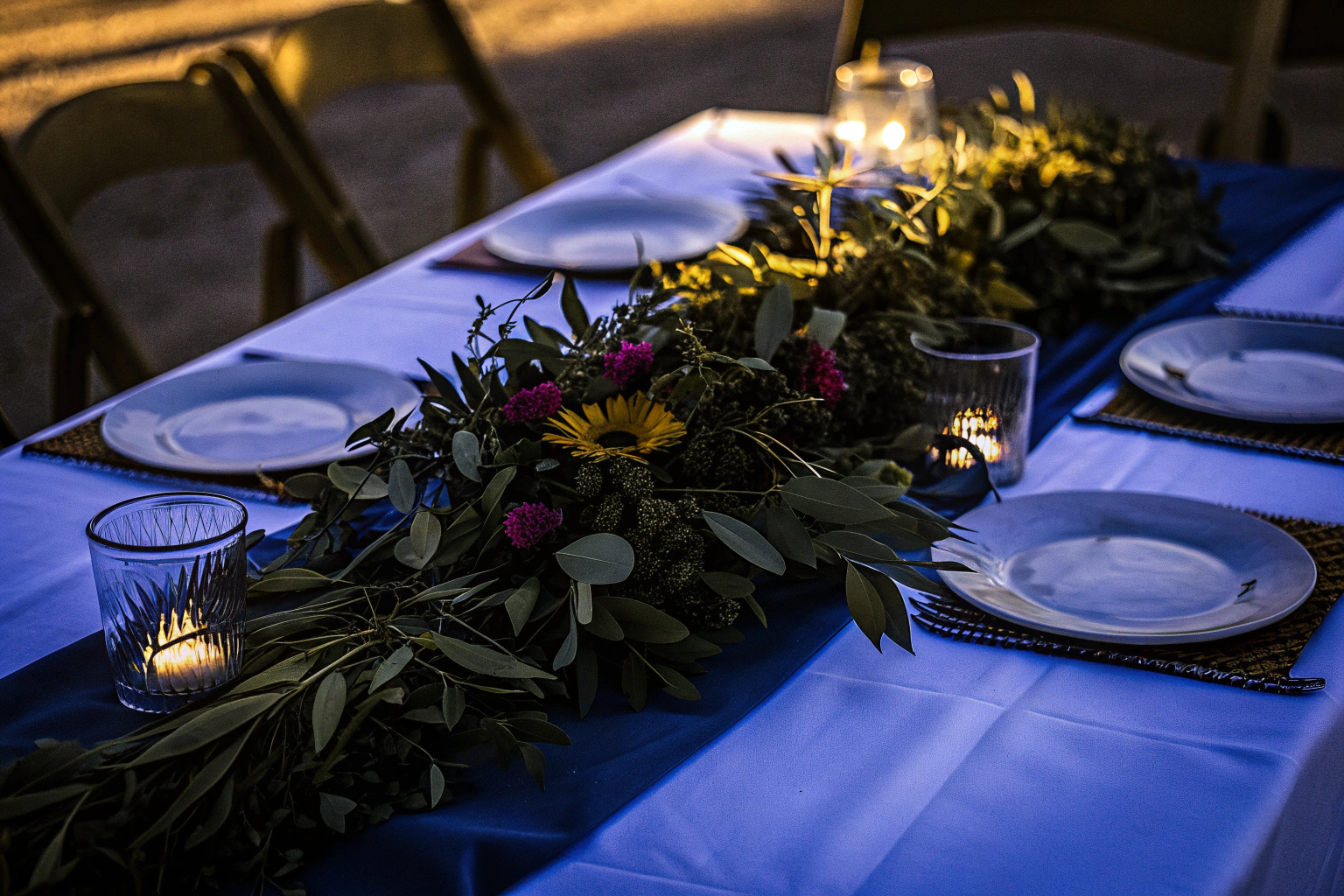 Ein schön gedeckter Tisch mit natürlicher Dekoration und Blumenarrangements. Tischdekoration mit natürlichen Elementen