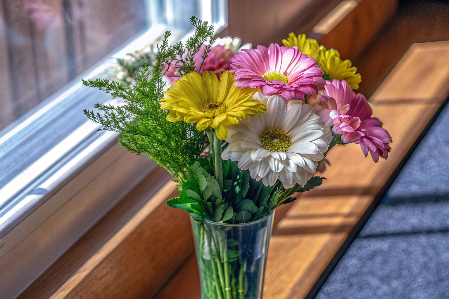 Frische Blumen als Tischdekoration