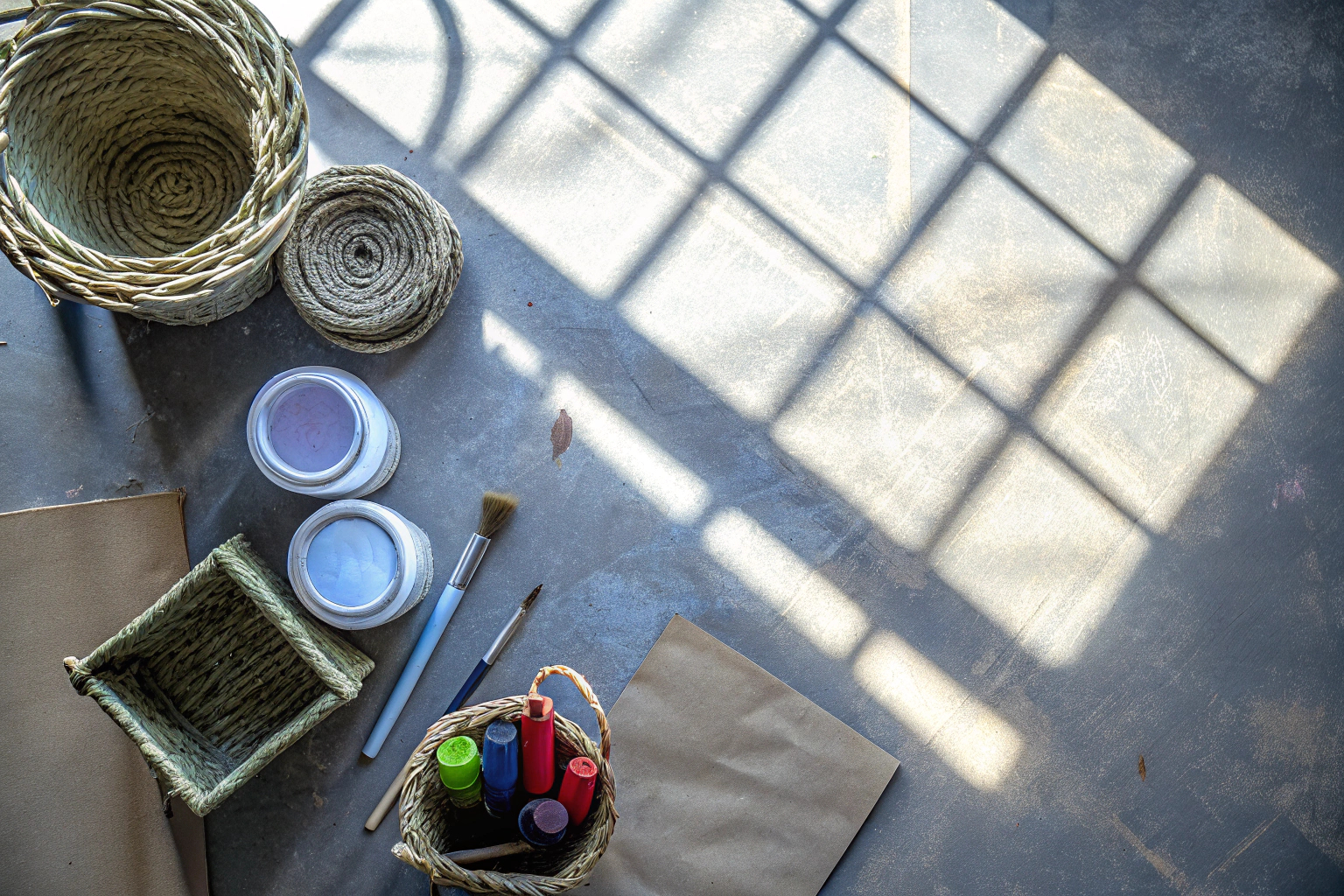 Ein schönes Arrangement von Bastelprojekten, die mit nachhaltigen Materialien wie Kokosseilen und Baumwollkordeln erstellt wurden. Nachhaltige DIY-Projekte