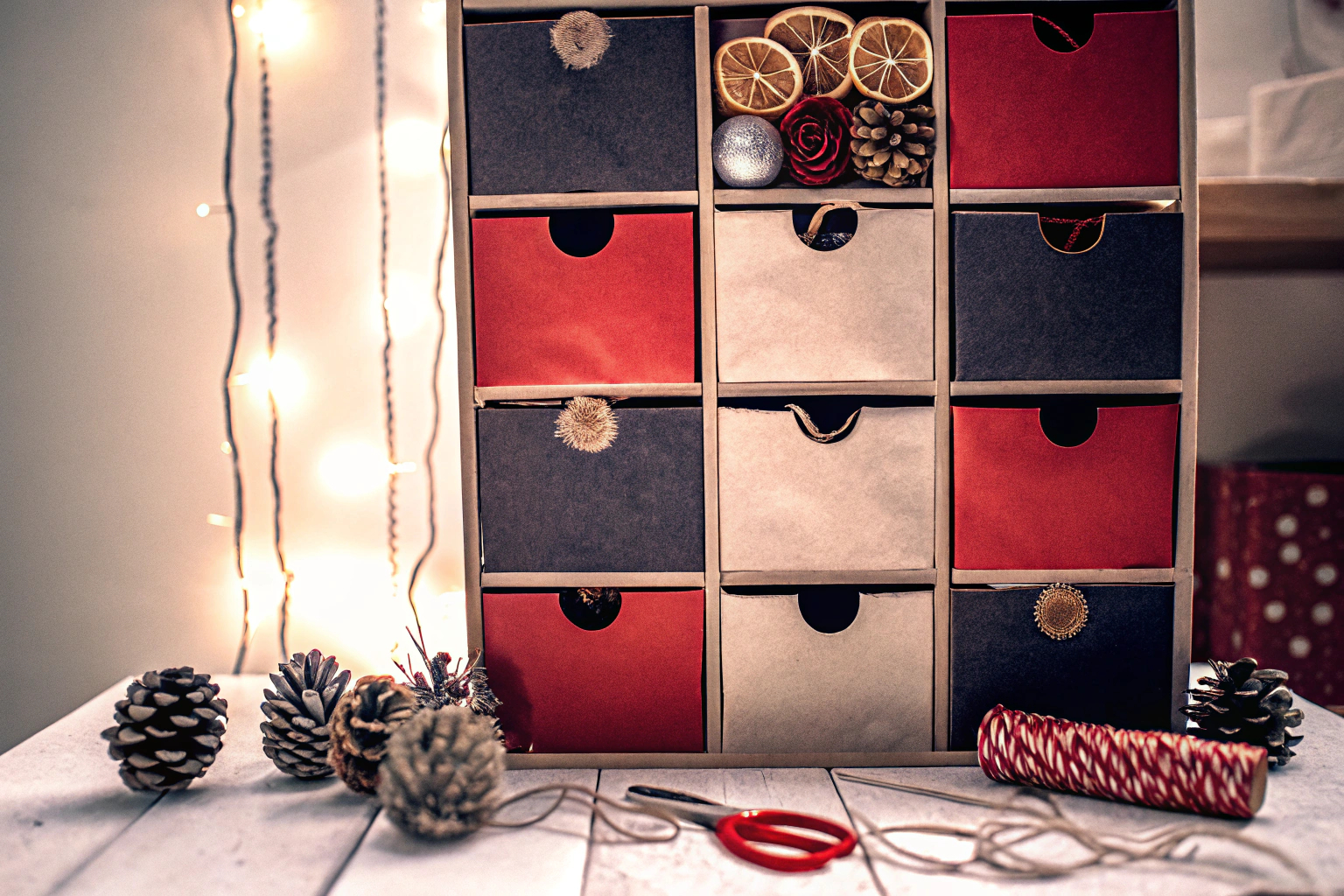 Ein selbst gestalteter Adventskalender aus recycelten Materialien, liebevoll dekoriert. DIY Adventskalender aus recycelten Materialien