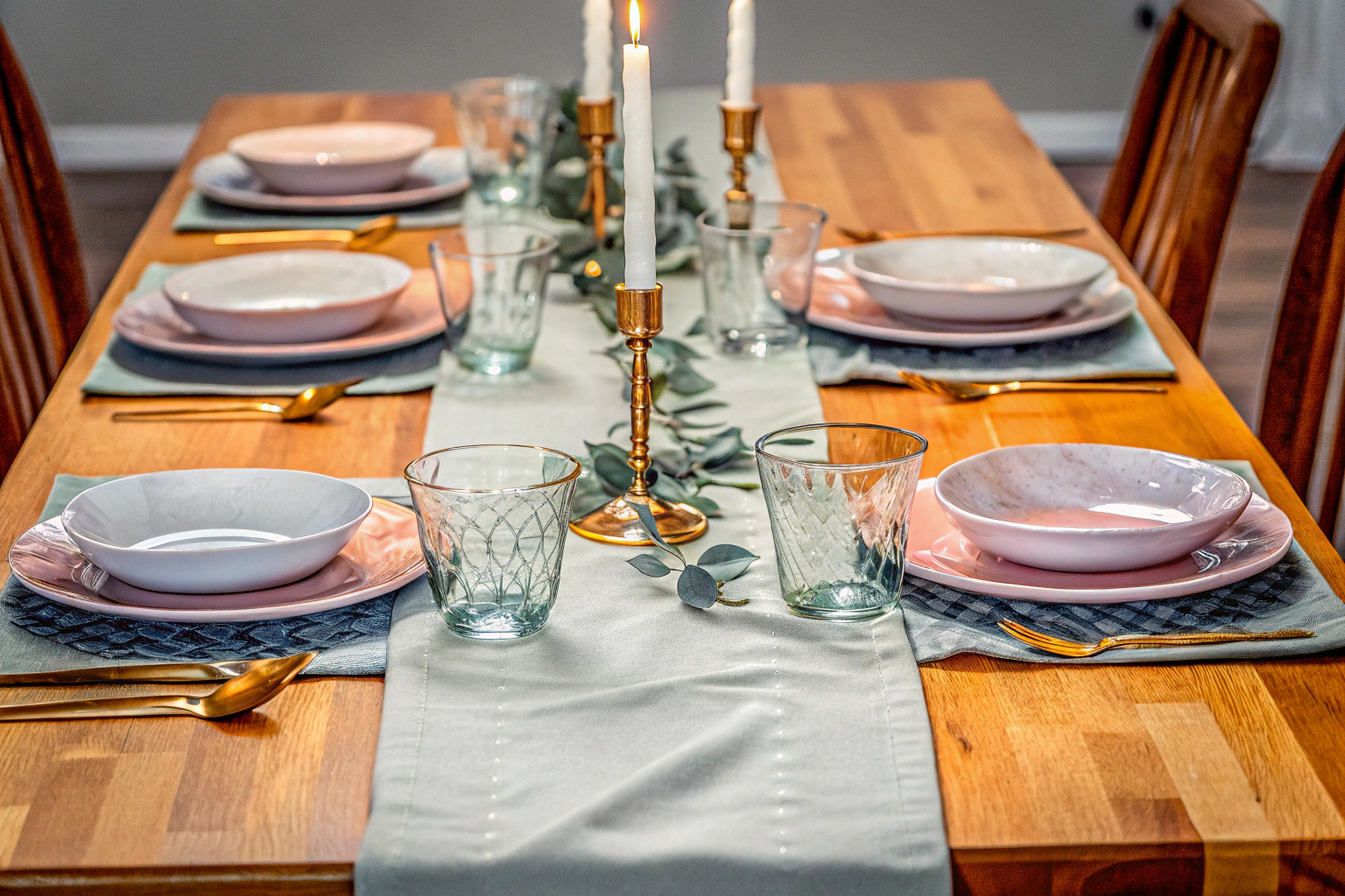 Elegant gedeckter Tisch mit Tischläufer