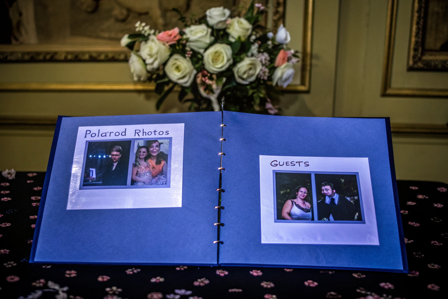 Ein stilvolles Gästebuch mit Platz für Polaroid-Fotos und persönliche Nachrichten, dekoriert mit Stickern und Stempeln. Gästebuch mit Polaroid-Fotos und Stickern