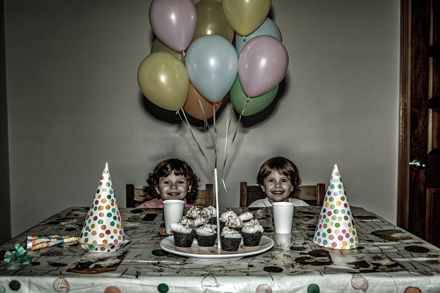 Ein thematisch dekorierter Tisch mit Ballons und Partydeko für einen Kindergeburtstag. Tischdekoration für Kindergeburtstag