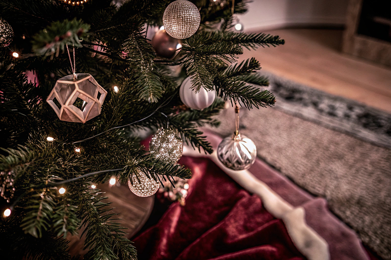 Ein wunderschön dekorierter Weihnachtsbaum mit einer Mischung aus traditionellen und modernen Dekorationselementen. Festlich geschmückter Weihnachtsbaum