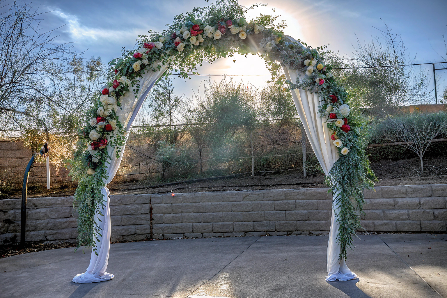 Ein wunderschöner Blumenbogen, dekoriert mit frischen und künstlichen Blumen, ideal für Hochzeiten. Blumenbogen für Hochzeit