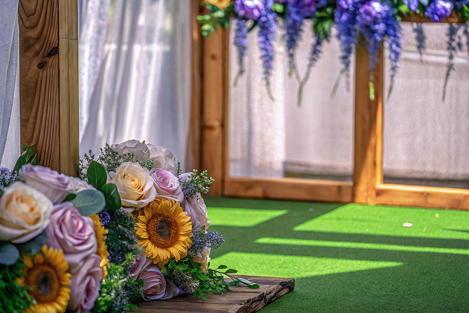 Ein wunderschöner Garten mit verschiedenen Blumenarten, die sich perfekt für Hochzeitsdekorationen eignen. Garten mit Hochzeitsblumen