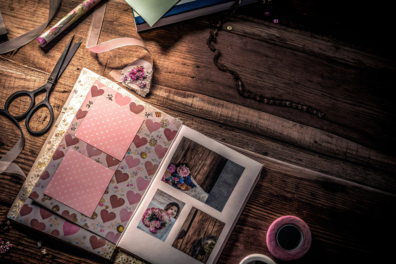 Eine Aufnahme von verschiedenen Scrapbooking-Materialien wie Stickern, Schere und buntem Papier. Scrapbooking-Materialien für Hochzeitsalben