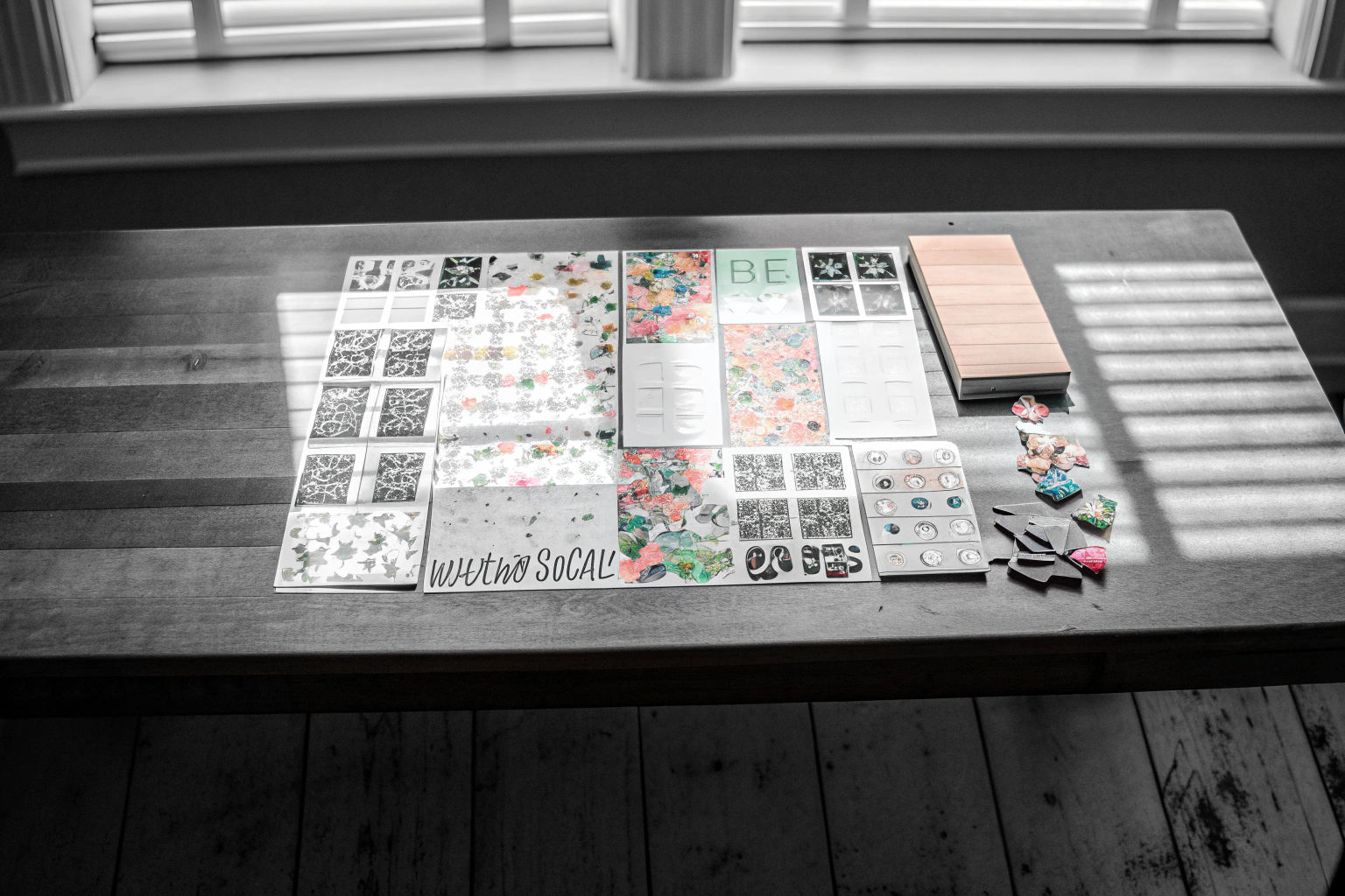 Eine Auswahl an verschiedenen Scrapbooking-Stickern auf einem Tisch verteilt. Scrapbooking Sticker Set