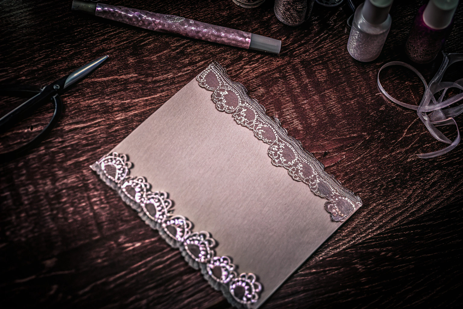 Eine DIY-Karte, verziert mit einem filigranen Spitzenband, das Eleganz und Raffinesse ausstrahlt. DIY-Karte mit Spitzenband