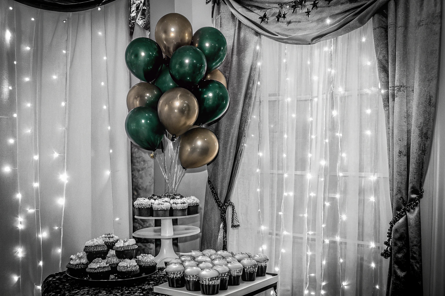 Eine festlich dekorierte Babyparty mit grünen und goldenen Luftballons sowie einer großen Girlande. Babyparty Dekoration mit grünen und goldenen Luftballons