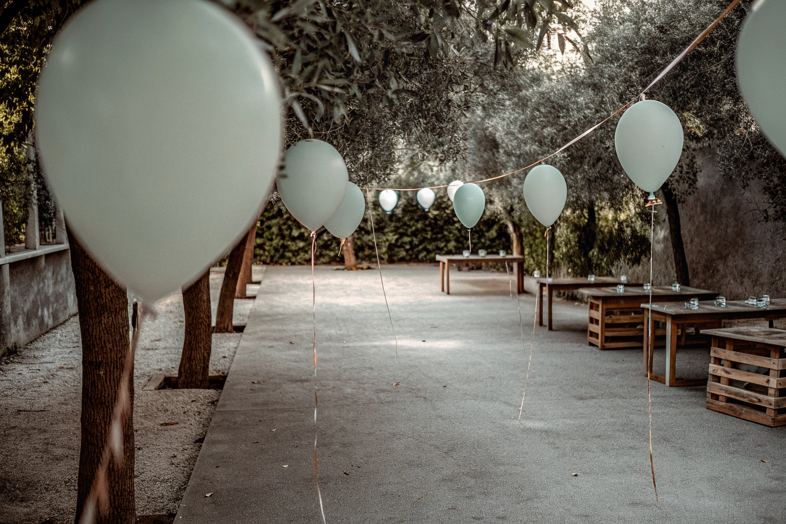 Eine festlich dekorierte Gartenparty mit bunten, nachhaltigen Luftballons und umweltfreundlichen Girlanden. Nachhaltige Dekoration für Gartenpartys mit bunten Luftballons