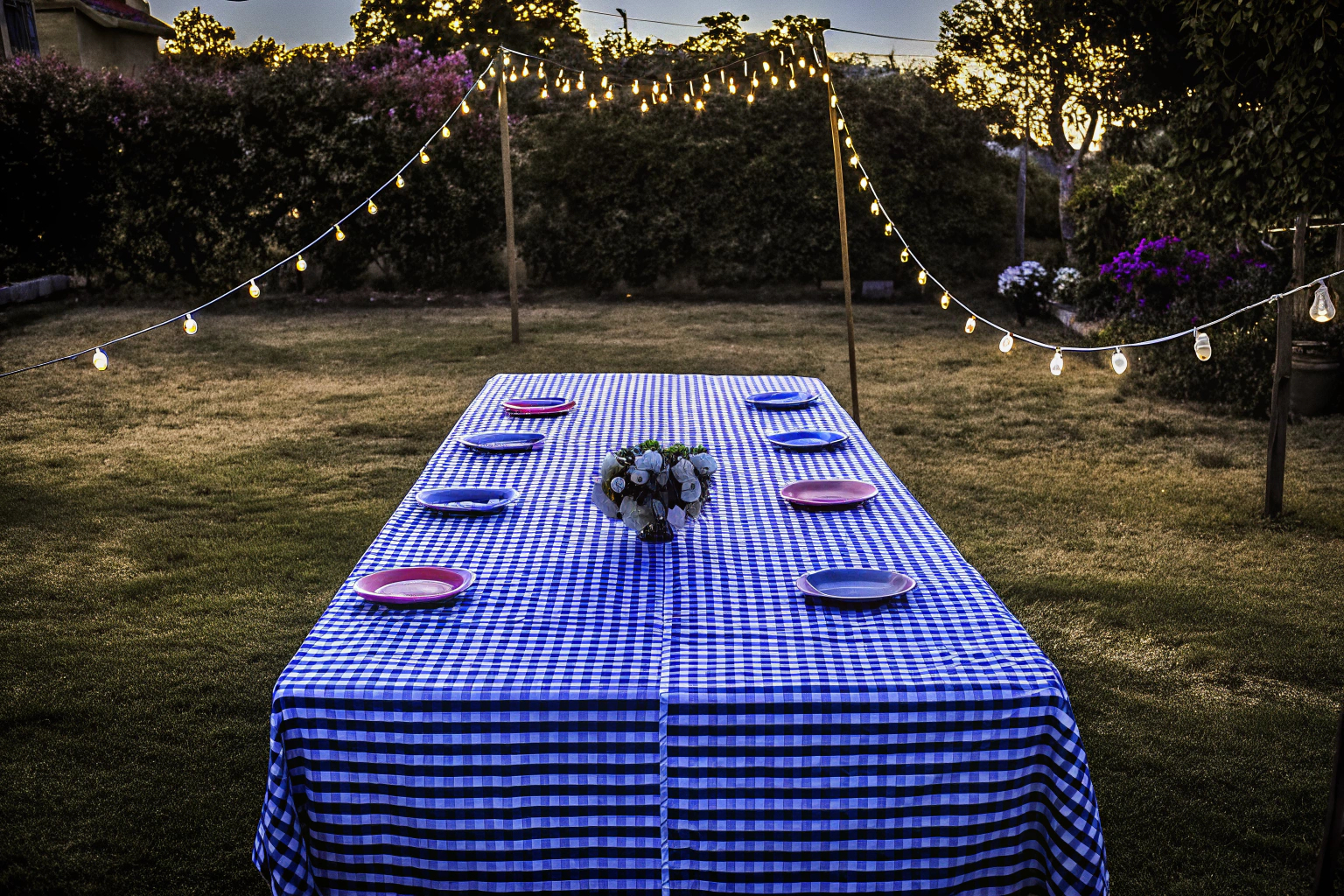 Eine festlich dekorierte Tafel im Garten, bereit für ein Sommerfest. Gartentafel für Sommerfest