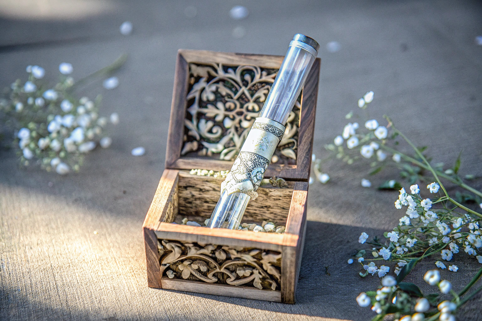 Eine kreative Holzverpackung für Geldgeschenke mit einem Reagenzglas, ideal für Hochzeiten. Geldgeschenk Verpackung Hochzeit