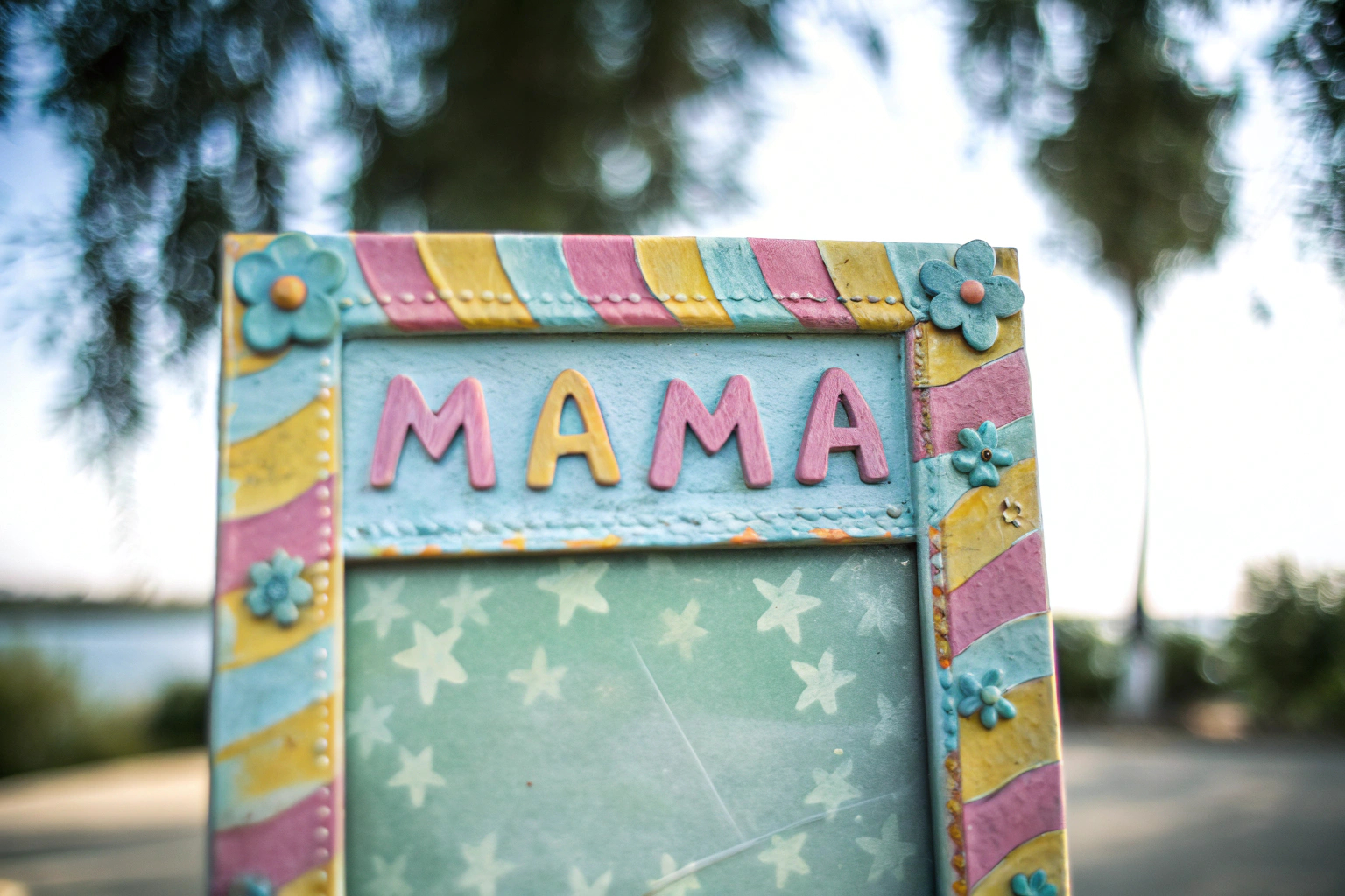 Eine Nahaufnahme eines personalisierten MAMA Bilderrahmens, der mit bunten Farben und Aufklebern dekoriert ist. Personalisierter MAMA Bilderrahmen