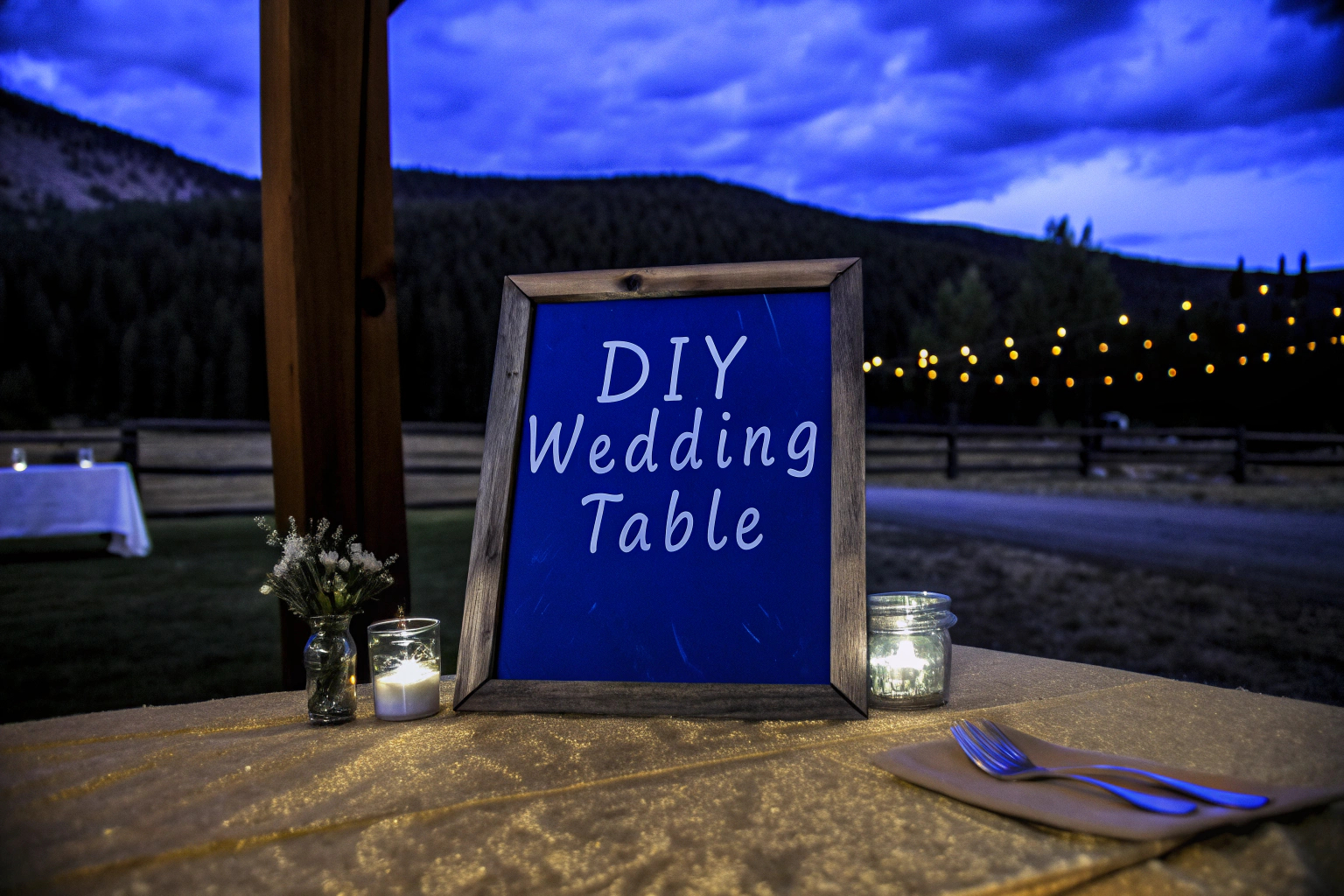 Eine stilvolle DIY-Hochzeitstafel mit handgemachten Dekorationen und nachhaltigen Materialien. DIY-Hochzeitstafel