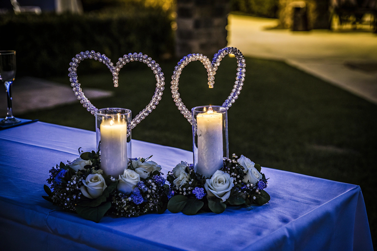 Funkelnde Kristallherzen als Tischdekoration bei einer Hochzeit, die das Licht reflektieren. Funkelnde Kristallherzen als Tischdekoration