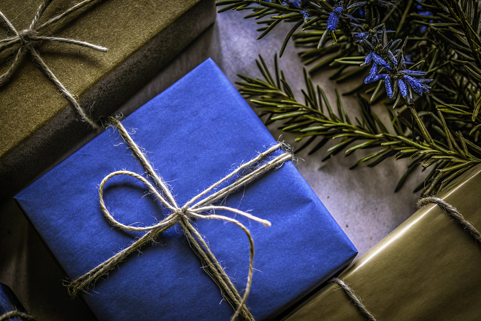 Geschenkverpackung aus natürlichen Materialien wie Jute und Baumwolle. Natürliche Geschenkverpackung