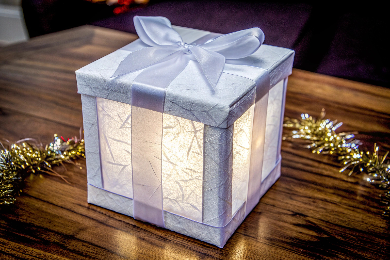 Idota Geschenkbox mit Deckel in elegantem Weiß mit Schleife und LED-Licht, perfekt für besondere Anlässe. Idota Geschenkbox mit Schleife