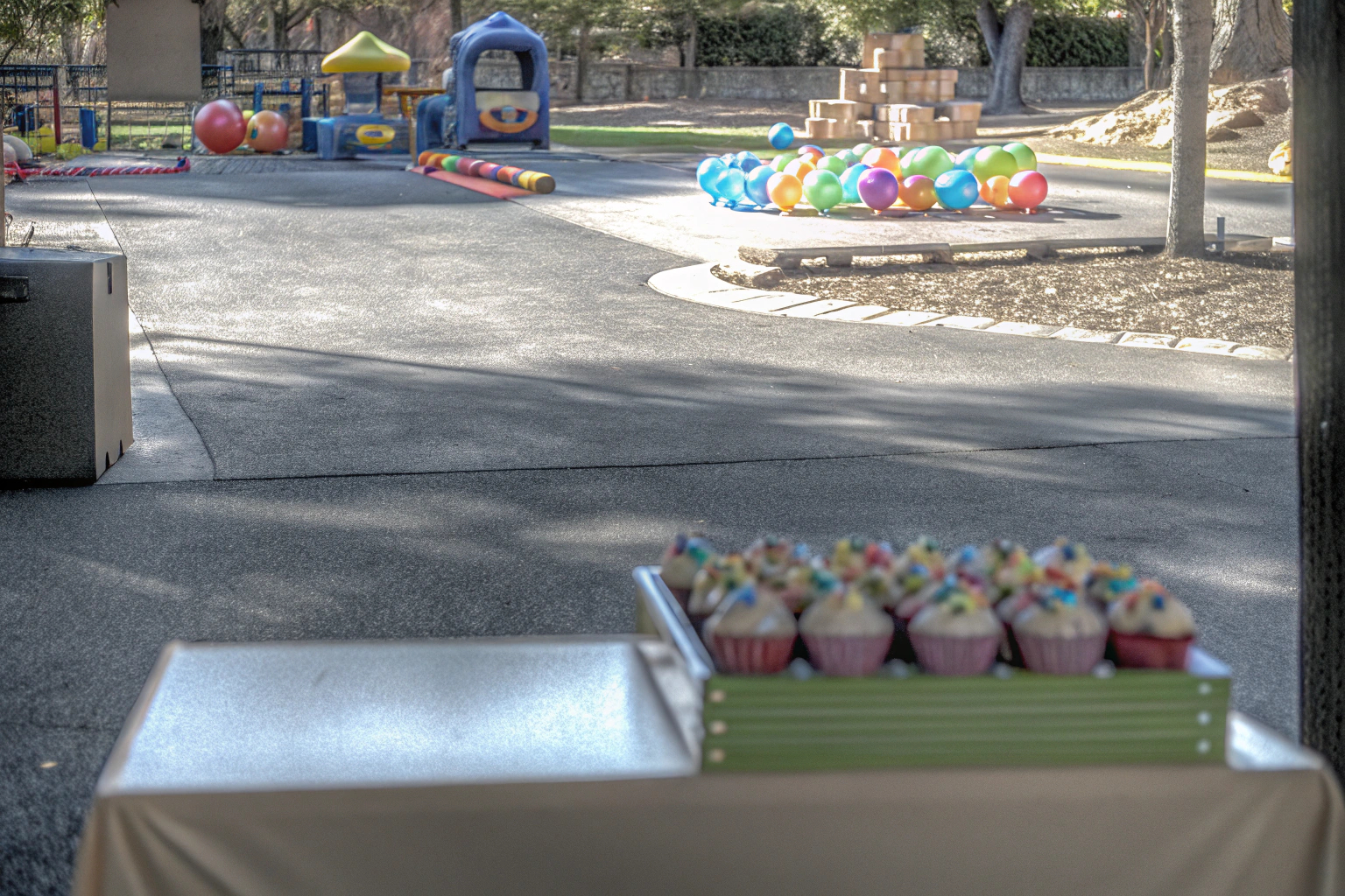 Kinder beim gemeinsamen Spielen auf einer Geburtstagsfeier. Kinder spielen fröhlich auf einer Geburtstagsfeier