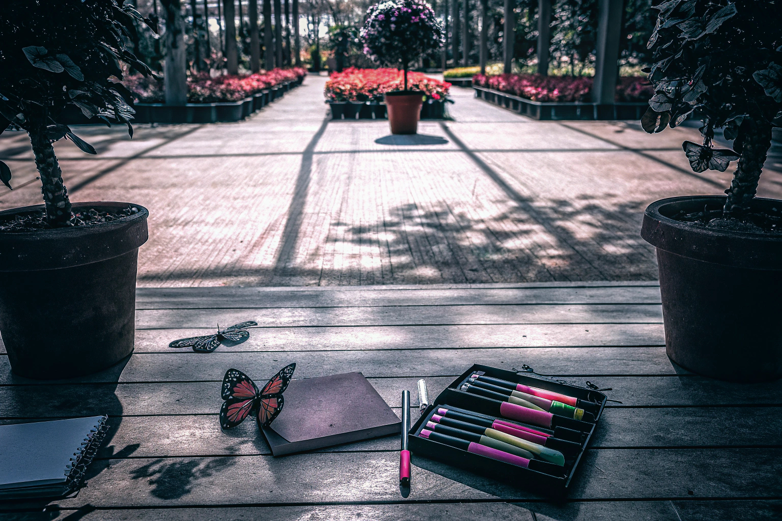 Kinder, die im Garten Pflanzen erforschen und Notizen machen. Kinder beim Forschen im Garten