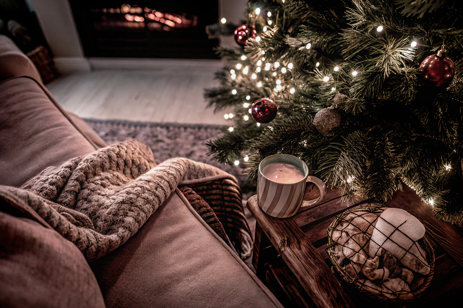 Lichterketten, die ein Wohnzimmer in eine gemütliche Weihnachtsatmosphäre verwandeln Lichterketten im Wohnzimmer