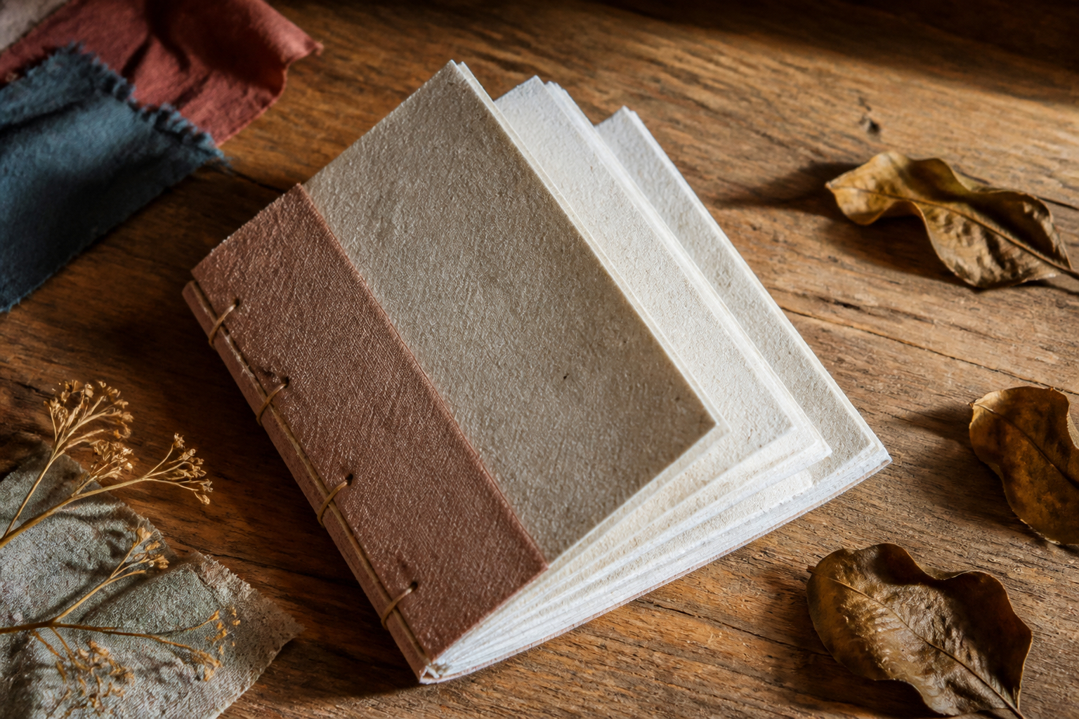 Nachhaltiges handgebundenes Notizbuch aus Recyclingmaterialien
