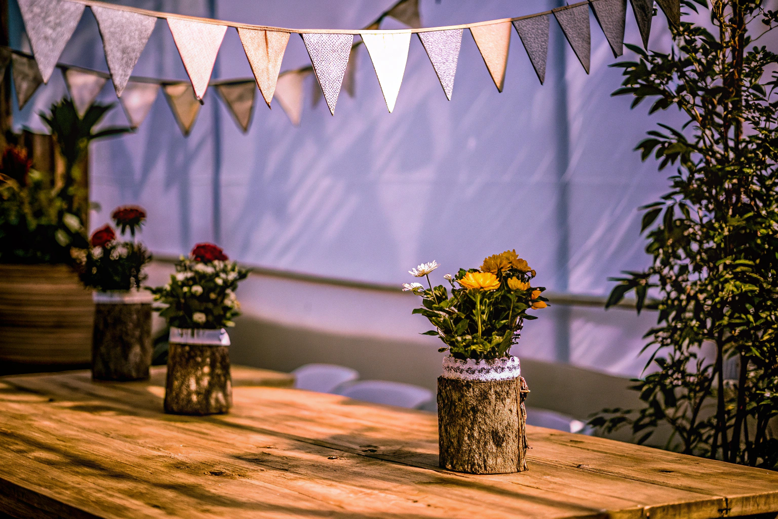 Nachhaltige Partydekoration aus Holz und Papier, die eine elegante und natürliche Atmosphäre schafft. Holz- und Papierdekoration für umweltfreundliche Partys