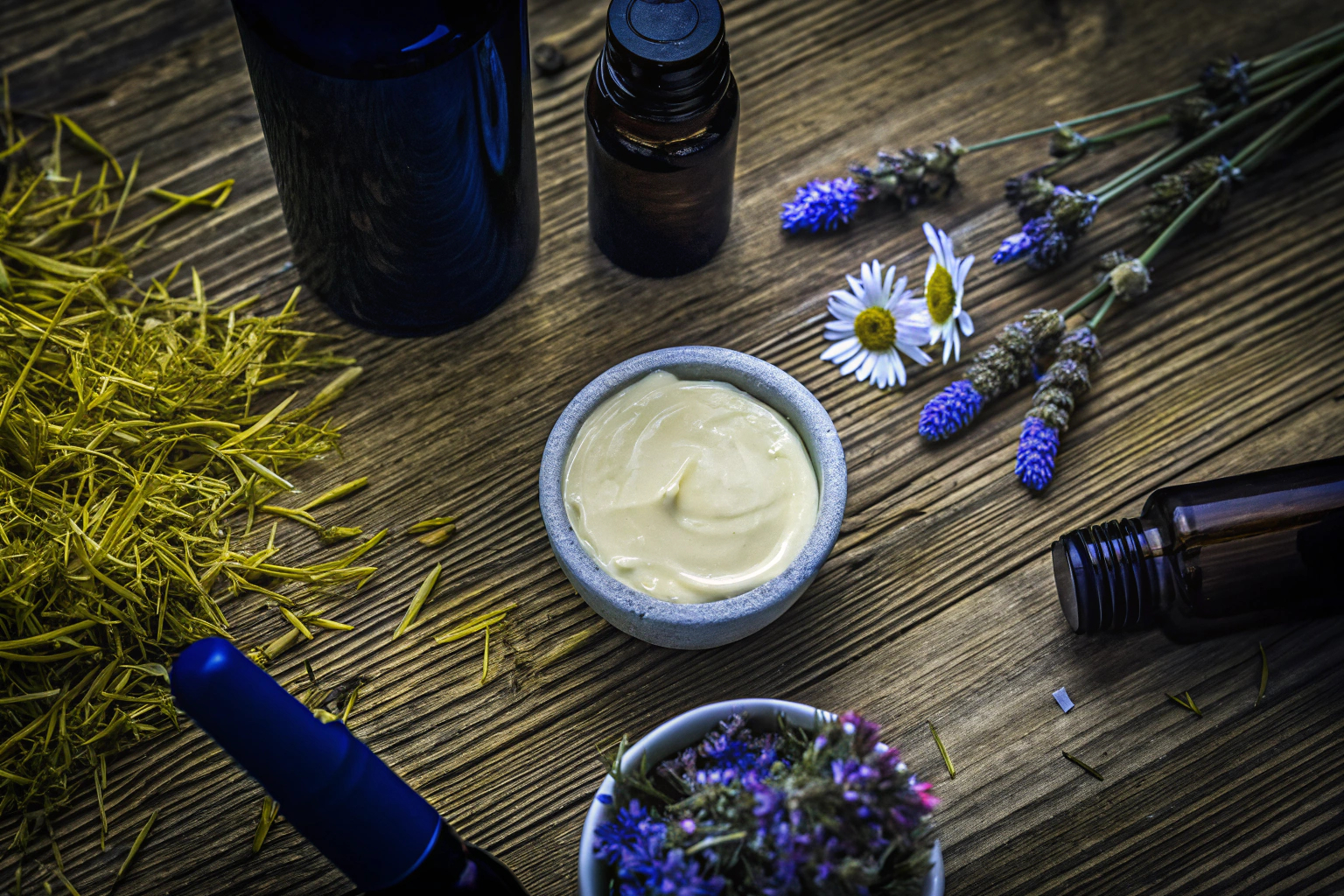 Natürliche Zutaten wie Sheabutter und getrocknete Blüten für die Seifenherstellung Zutaten für Naturseifen